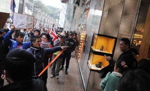 2月16日，香港反内地组织在尖沙咀游行，在奢侈品店门前与内地游客发生.jpg
