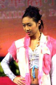 02年参加广州国际华裔小姐大赛的罗婷婷.jpg